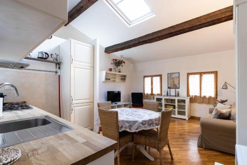 フィレンツェにあるFirenze Rentals Guelfa Suiteのキッチン、リビングルーム(テーブル、椅子付)