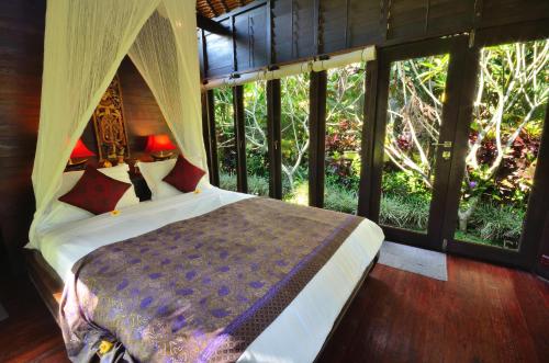 Ένα ή περισσότερα κρεβάτια σε δωμάτιο στο Jendela Di Bali Villa