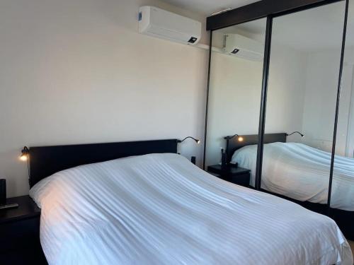 Ένα ή περισσότερα κρεβάτια σε δωμάτιο στο Un balcone sul Garda New house with panoramic views over Lake Garda