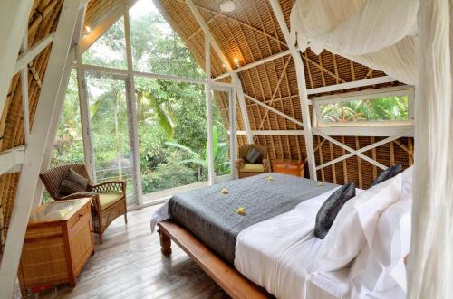 Tempat tidur dalam kamar di Jendela Di Bali Villa