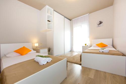 Ein Bett oder Betten in einem Zimmer der Unterkunft 4 bedrooms villa with city view private pool and enclosed garden at Solin 3 km away from the beach