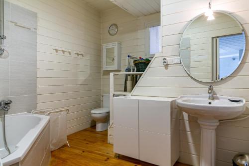 La salle de bains est pourvue d'un lavabo, d'une baignoire et d'un miroir. dans l'établissement La Gleyzette, à Vogüé