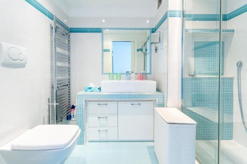 une salle de bain avec toilettes, lavabo et douche dans l'établissement Le Morane, à Antibes