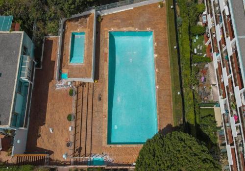 - une vue sur la piscine située dans un bâtiment dans l'établissement Le Morane, à Antibes