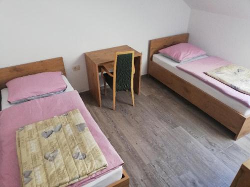Voodi või voodid majutusasutuse Apartmaji Hočka Koča toas