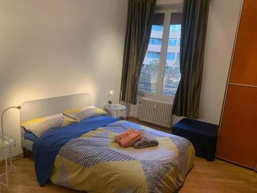 una camera da letto con un letto con asciugamani sopra di Central flat beetwen centre and railway station!! a Bologna