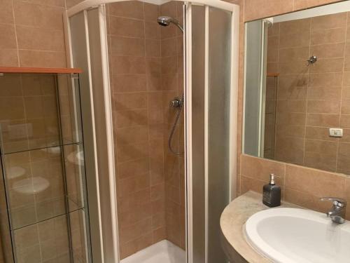 un bagno con doccia, lavandino e doccia di Central flat beetwen centre and railway station!! a Bologna