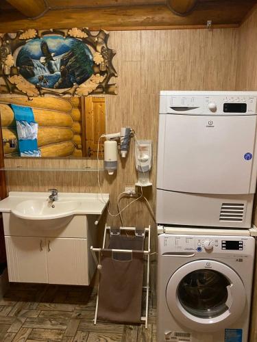 a bathroom with a washing machine and a sink at У Фёдера и Маргариты in Nizhnyaya Grabovnitsa