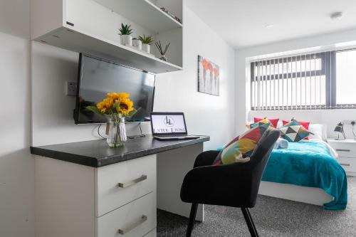 a bedroom with a bed and a desk and a chair at Studio Apartments by Lyter Living Desks & Wifi - Monthly Stays Available in Leicester