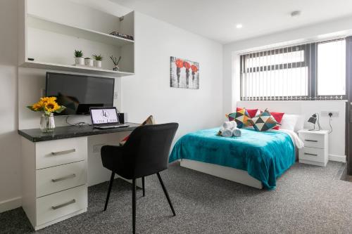 a bedroom with a bed and a desk with a laptop at Studio Apartments by Lyter Living Desks & Wifi - Monthly Stays Available in Leicester