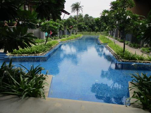 Ganga Kutir Oak Villa on Raichak 부지 내 또는 인근 수영장 전경