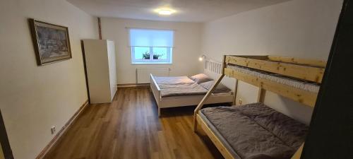 Poschodová posteľ alebo postele v izbe v ubytovaní Chalupa Rochlitz s horkým koupacím sudem