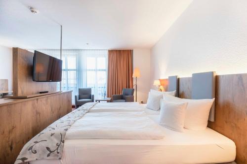Postel nebo postele na pokoji v ubytování Hotel Markgraf