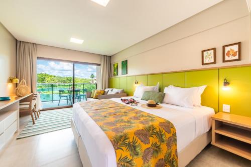 a hotel room with a bed and a balcony at Reserva dos Lagos in Laranjeiras
