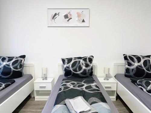 Un pat sau paturi într-o cameră la Hochwertige Studios für Monteure I home2share