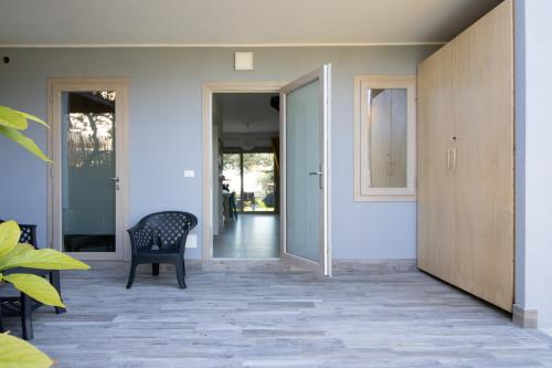 un pasillo de una casa con una silla y una puerta en DOMEK Villa a 100mt dalla spiaggia, en Capoterra