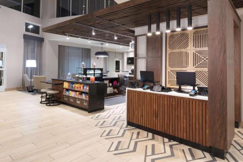 una hall di un negozio con reception e sedie di Hyatt Place Charlotte University a Charlotte