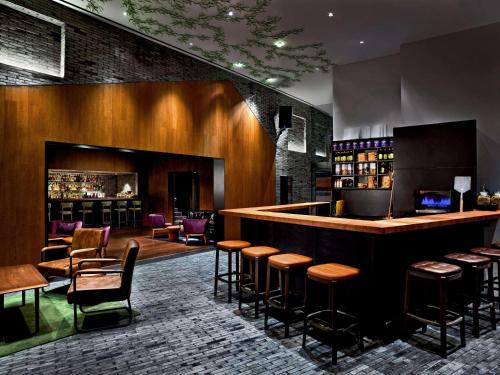 Лаундж или бар в EAST Beijing l 798 Art Zone l Shopping Mall l Airport l Subway