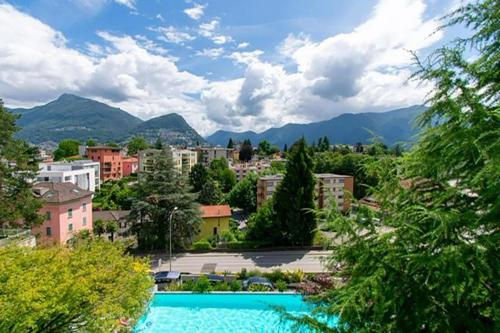 Blick auf die Stadt mit Pool in der Unterkunft Appartamento vista lago con piscina in Lugano