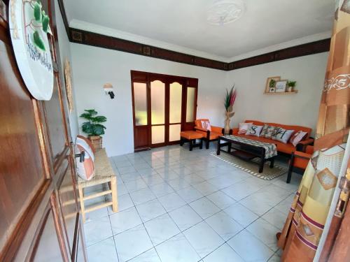 Foto da galeria de Yoda Yosandra Homestay em Timuran