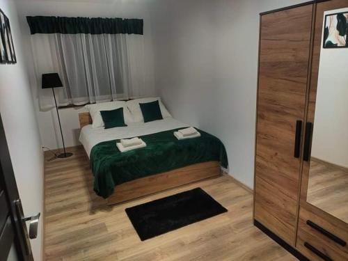 um quarto com uma cama com duas toalhas em Apartament Berylowa 1 em Konin