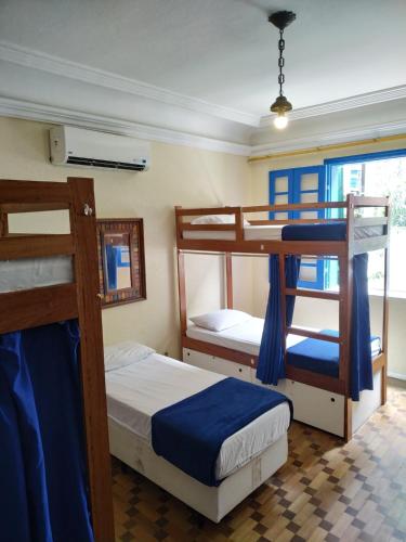 Katil dua tingkat atau katil-katil dua tingkat dalam bilik di Hostel Maresias do Leme