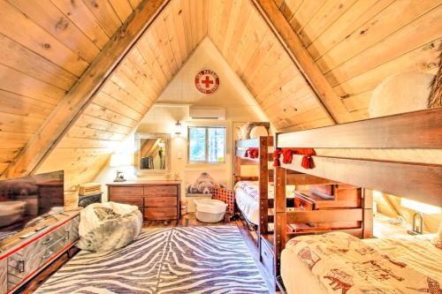 Galeriebild der Unterkunft Cozy A-Frame with Hot Tub, Fire Pit, and Fireplace! in Packwood