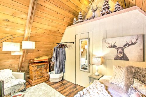 Galeriebild der Unterkunft Cozy A-Frame with Hot Tub, Fire Pit, and Fireplace! in Packwood