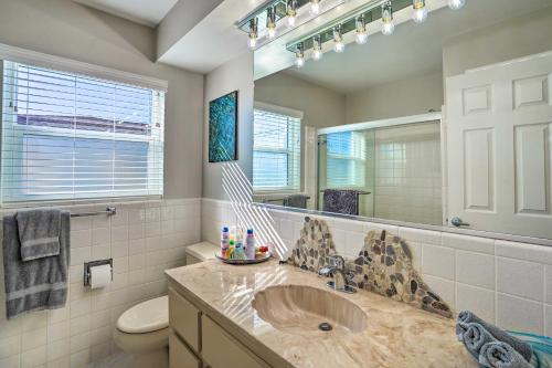 Un baño de Cape Coral Home with Pool, Lanai, and Canal Access!