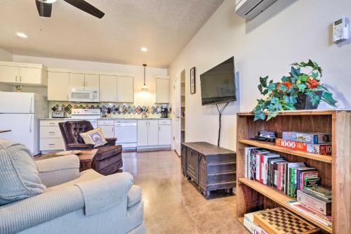 Η κουζίνα ή μικρή κουζίνα στο Quaint Kanab Casita - 3 Mi to the Heart of Town!