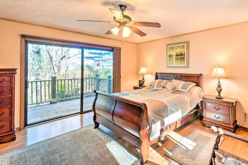 um quarto com uma cama e uma varanda em Woodsy Sky Valley Cottage, 8 Mi to Dillard! em Sky Valley