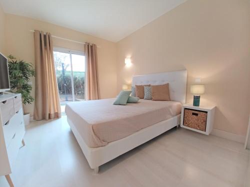 Algarve Prime Apartment Litoralmarにあるベッド