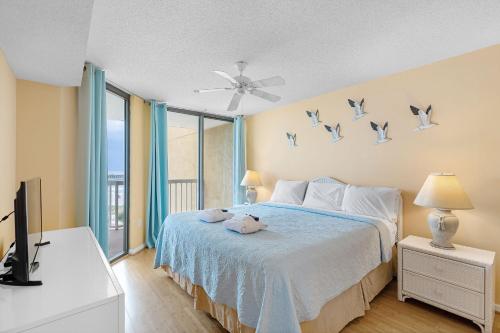 Un dormitorio con una cama con pájaros en la pared. en 301 Charleston Oceanfront Villas, en Folly Beach