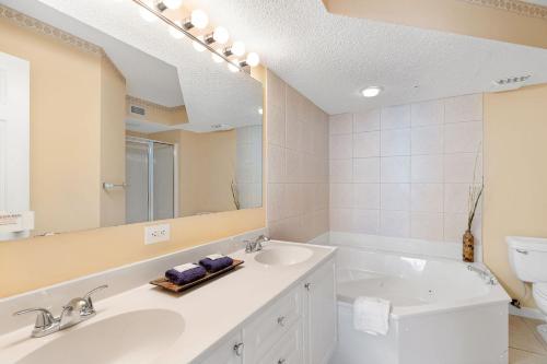 Bathroom sa 301 Charleston Oceanfront Villas
