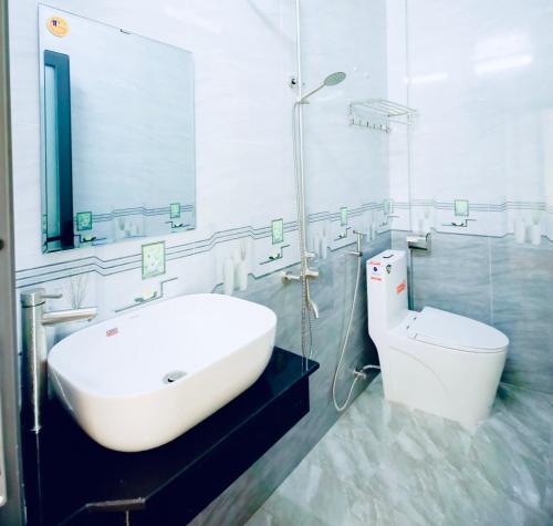 y baño con lavabo, aseo y espejo. en Bách Thảo Hotel en Da Lat