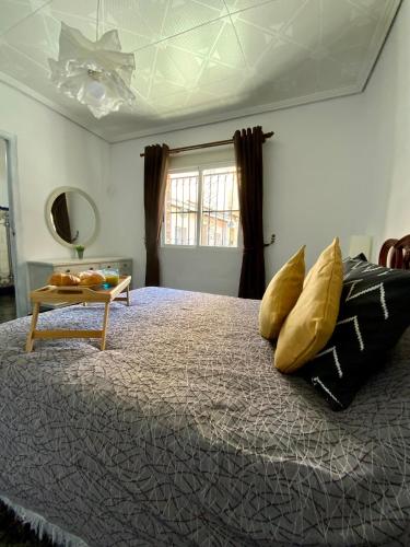 um quarto com uma cama com uma mesa em Casa de la playa em Puerto de Sagunto