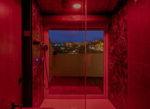 Suite con bañera de hidromasaje y balcón panorámico