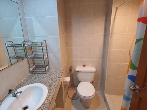 een badkamer met een toilet en een wastafel bij View talay 2A in Jomtien Beach