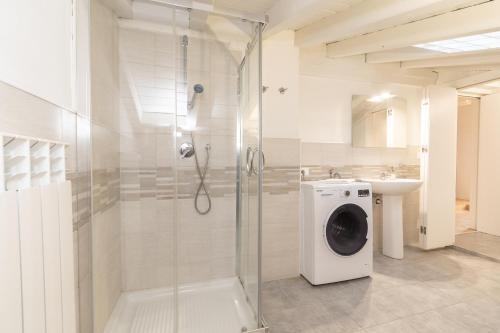 Ein Badezimmer in der Unterkunft Appartamento Capriolo 28 - F&l Apartment