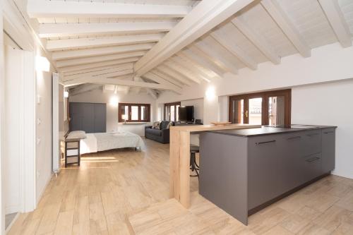 Zimmer mit Küche und Wohnzimmer in der Unterkunft Appartamento Capriolo 28 - F&l Apartment in Brescia