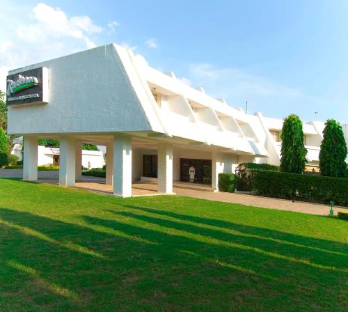 Zahrada ubytování Radisson Jass Hotel, Khajuraho