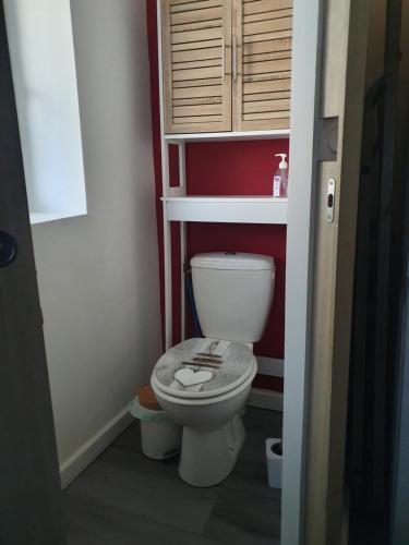 a bathroom with a white toilet in a room at Maison individuelle avec jardin Sud Ardèche, Aubenas Vals les bains in Aubenas
