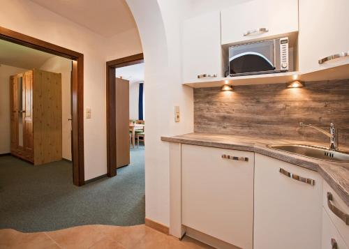 Kuchyň nebo kuchyňský kout v ubytování Hotel Altmünsterhof