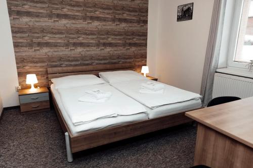 Una cama o camas en una habitación de PENZION VERMON