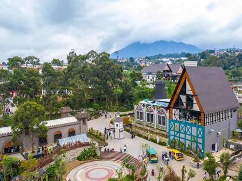 una vista aérea de una ciudad con un edificio en Vila murah di dekat kawasan wisata lembang en Citeureup 1