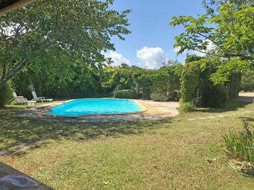 una piscina en el patio de una casa en Fabulous 2 bed Gite 2km quiet Walk into Eymet, en Eymet