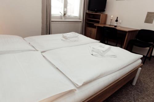Una cama o camas en una habitación de PENZION VERMON