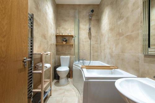 Kylpyhuone majoituspaikassa Idyllic city centre apartment in Canterbury