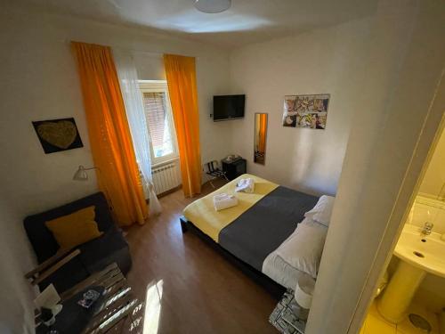 - une chambre avec un lit et un canapé dans l'établissement AD Trastevere Guest House, à Rome