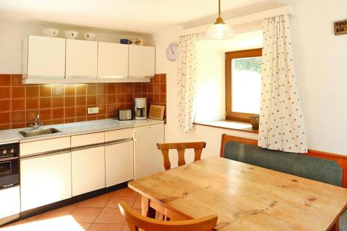 Farmhouse in Kössen near Kitzbühel Alpsにあるキッチンまたは簡易キッチン